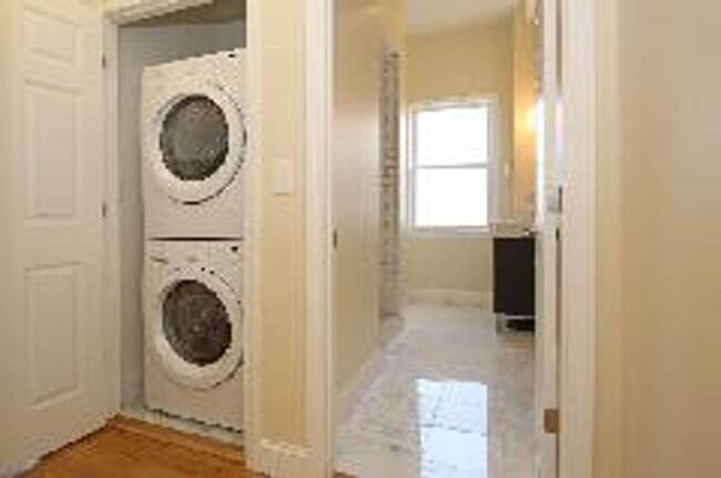 Foto del edificio - Spacious, Updated Apartment In East Boston!