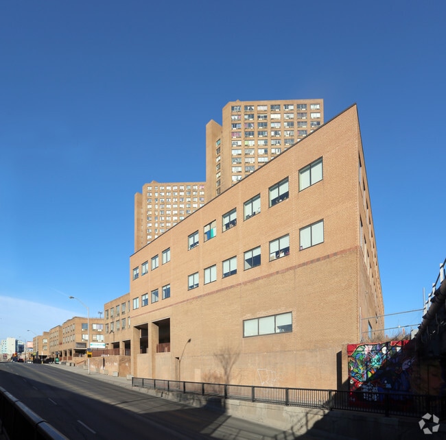 The Crossways Apartments 23402360 Dundas St W Toronto, ON