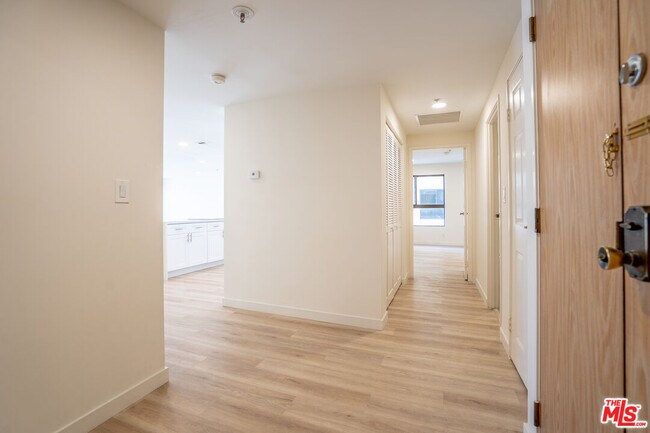 Building Photo - 727 S Ardmore Ave