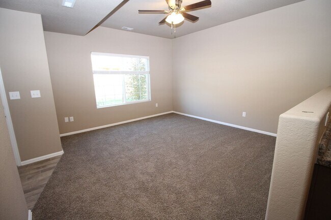Building Photo - Brand New Townhome