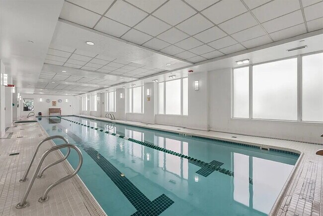 Foto del edificio - Sunny large 1 bedroom 1 bath condo