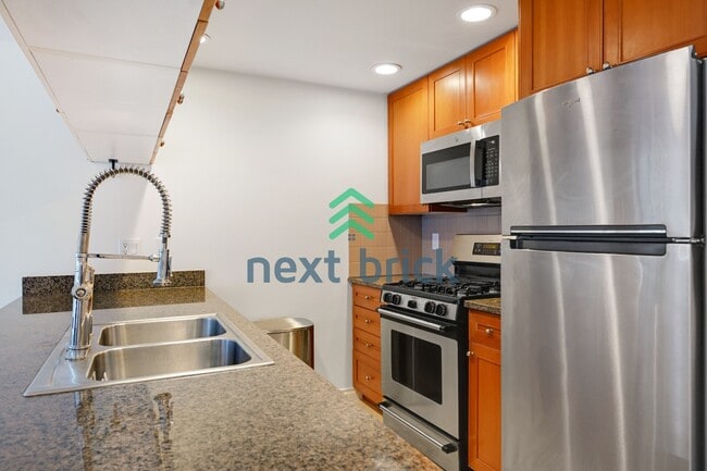 Building Photo - "Chic Urban Retreat: Stylish 1-Bedroom Condo in the Heart of Seattle!"
