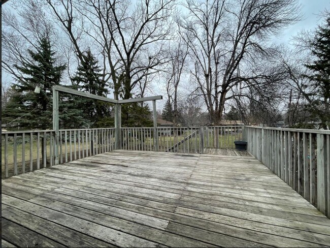 Building Photo - Outstanding 5 Bedroom 2 Bathroom Single Fa...