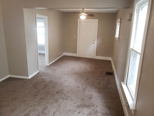 Building Photo - Nice 4 bedroom colonial with covered front...