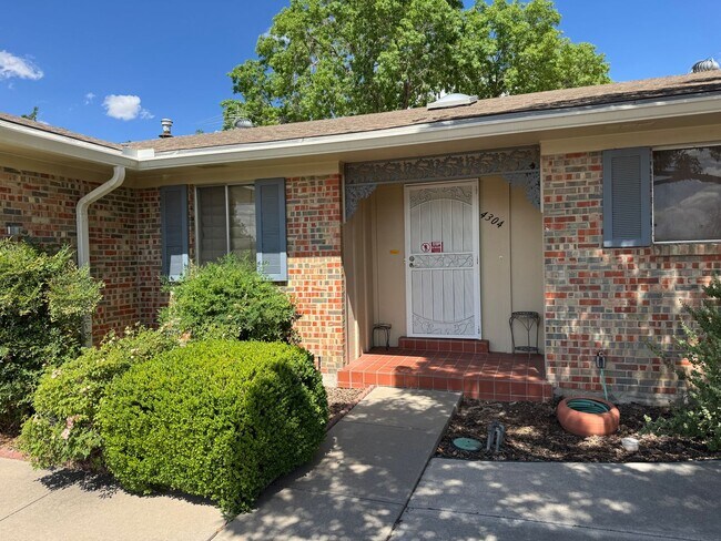 Building Photo - 4 Bedroom, 2 Bathroom Home near Louisiana & Osuna