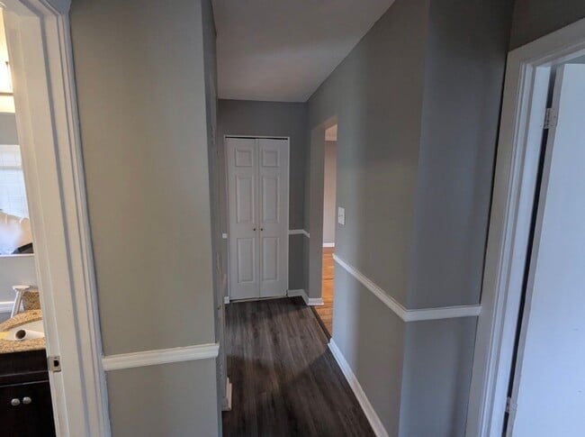 Building Photo - Beautifully updated 2 br duplex!