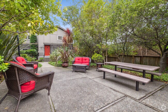 Área común con mesa y asientos al aire libre - Lyford Drive Apartments
