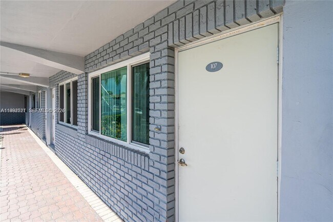 Foto del edificio - 2175 NE 56th St