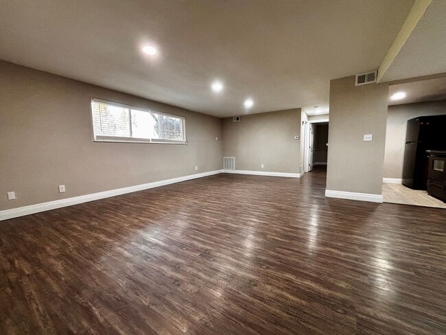 Building Photo - Newly Renovated 2-Bedroom Apartment in Ser...