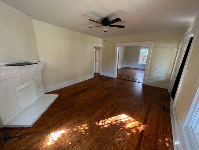 Foto del edificio - 2446 Wallace Ave