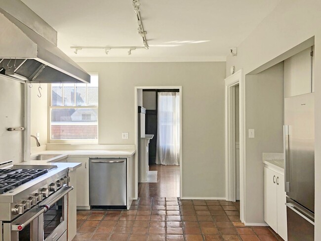 Building Photo - 2 br, 2 bath House - 2401 JACKSON ST UNIT 8