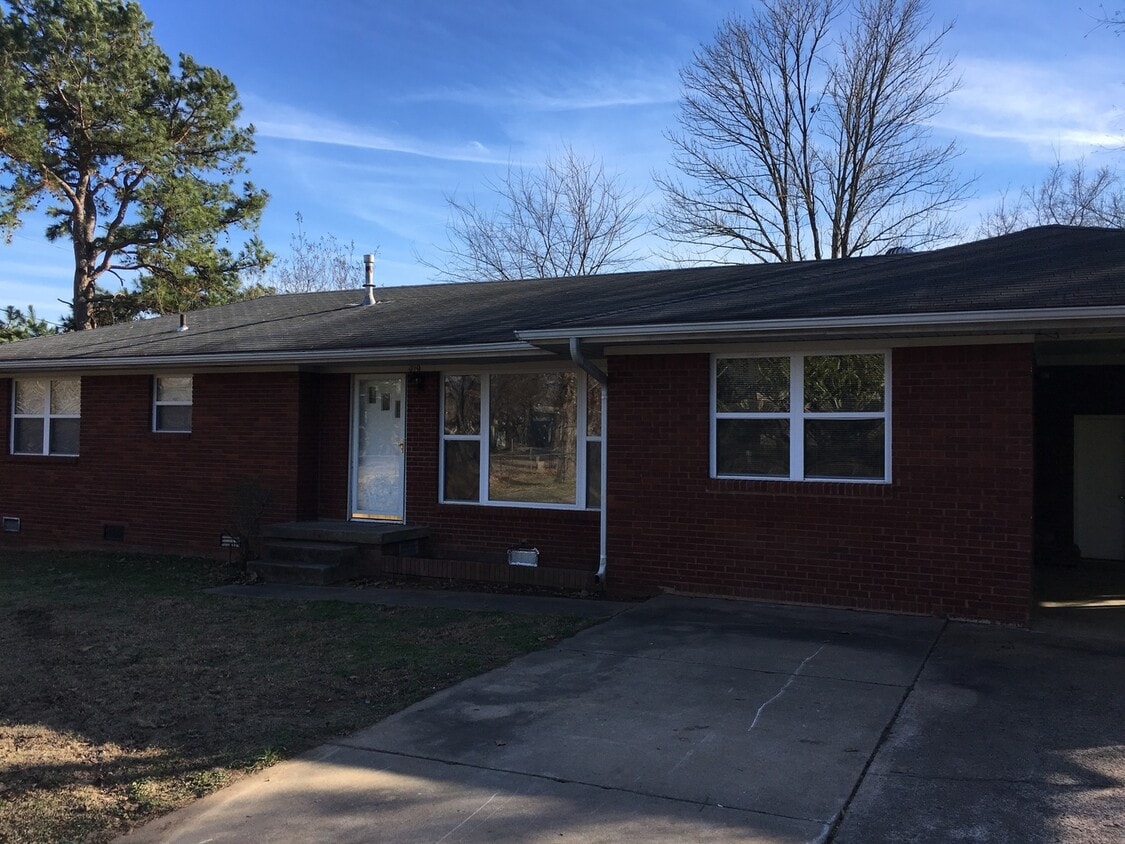 Primary Photo - 409 W Dogwood St