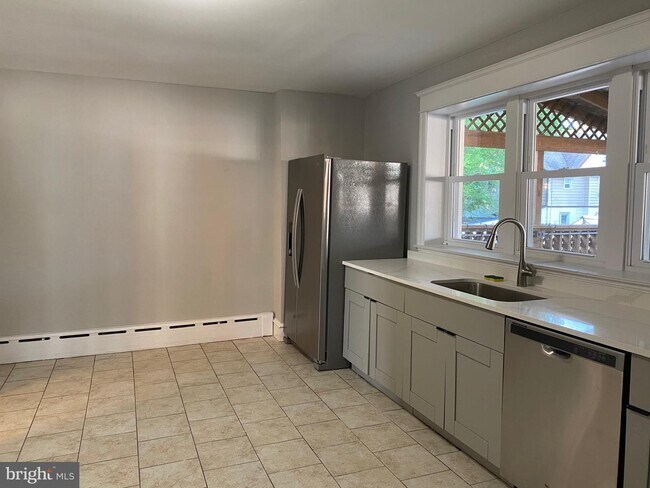 Building Photo - 539 Holly Rd