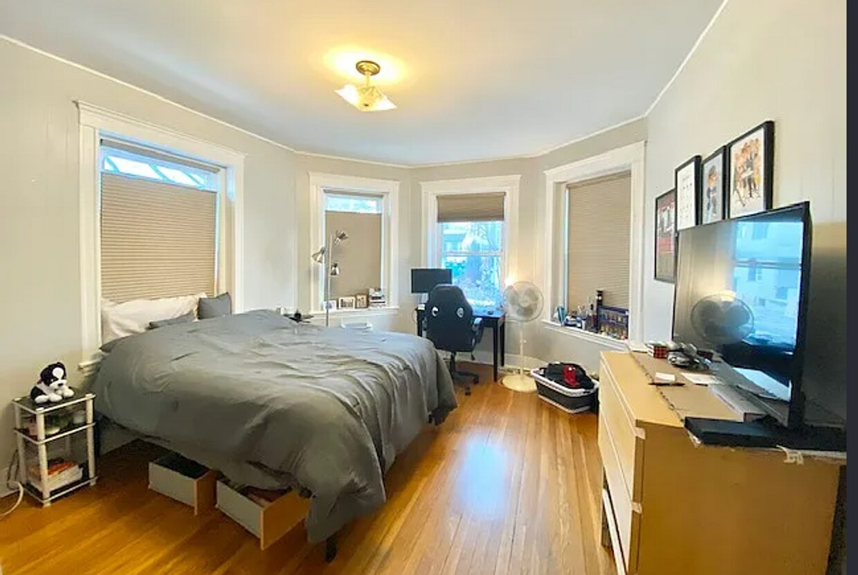 Foto del edificio - Charming 4 Bedroom- No Broker Fee