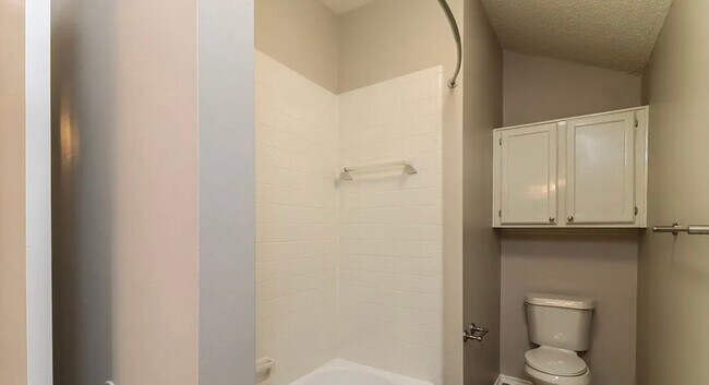 Building Photo - 831 Larue Dr