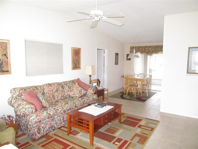 Foto del edificio - 8158 Fay Ave