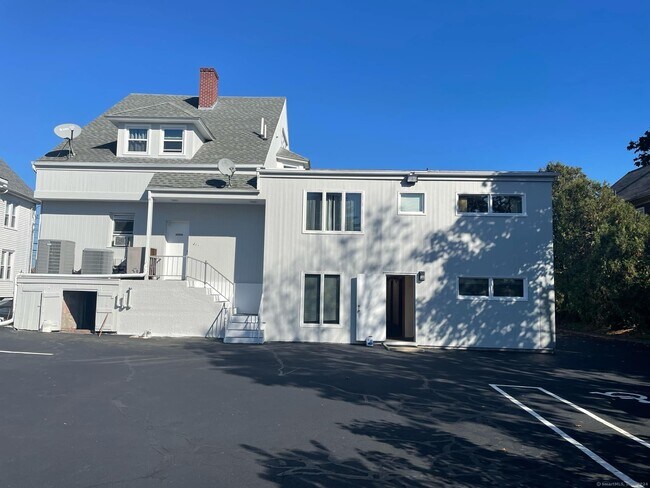 Building Photo - 425 Montauk Ave