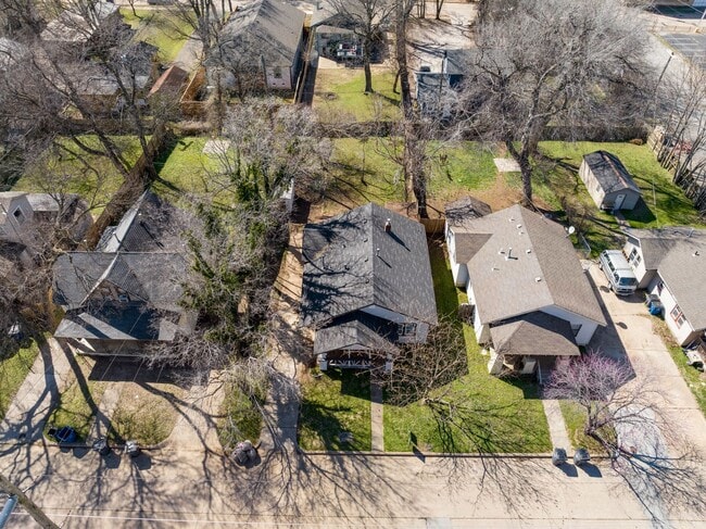 Building Photo - Charming bungalow located right off Route 66