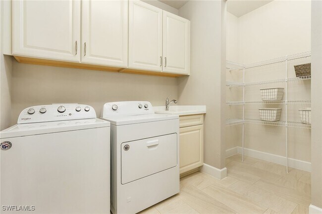 Foto del edificio - 9248 Cormorant Dr