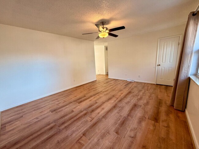 Foto del edificio - Lovely 5-bedroom, 2¾-bath home located in the heart of Old Town Firestone!