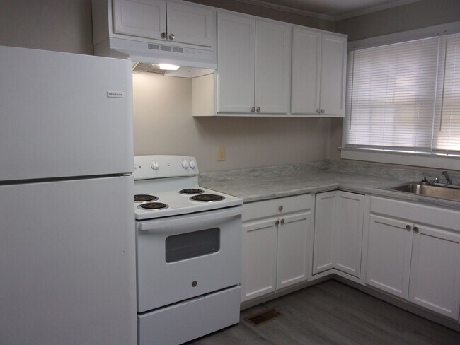 Foto del edificio - Renovated 2 Bedroom 1 1/2 Bath Townhome - ...