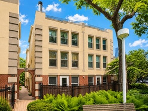 Building Photo - 1170 S Plymouth Ct