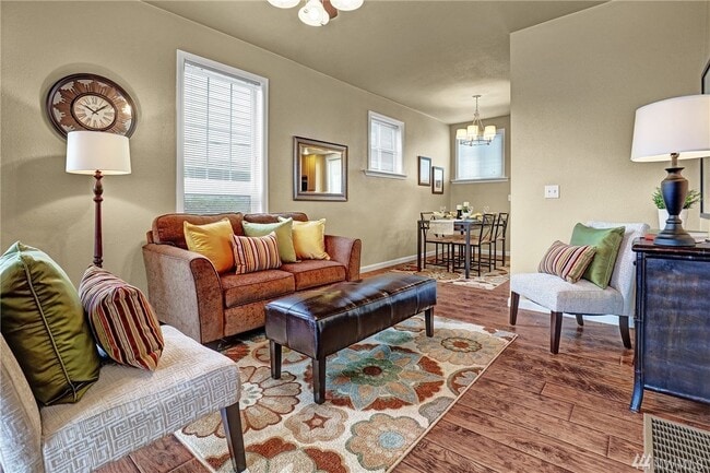 Building Photo - 3 Bed House Available Now! 1 block from Gr...