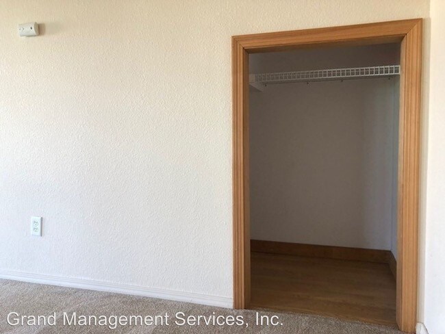 Building Photo - 741 E 10th St