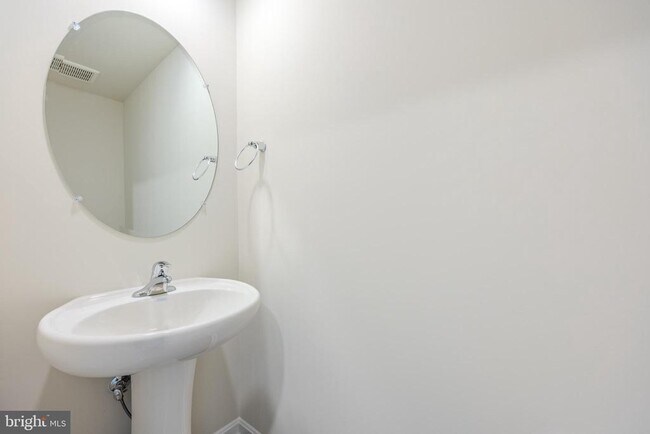 Foto del edificio - 114 Charing Cross Dr