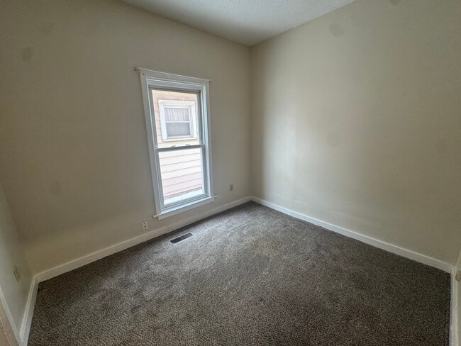 Foto del edificio - 1323 S Webster St