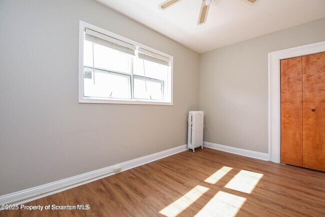 Foto del edificio - 1225 1/2 S Irving Ave