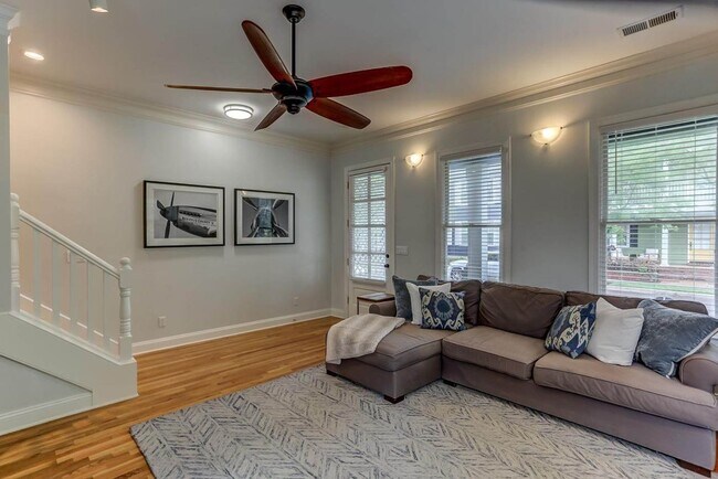 Building Photo - Charming Harbor Town home near grocery res...