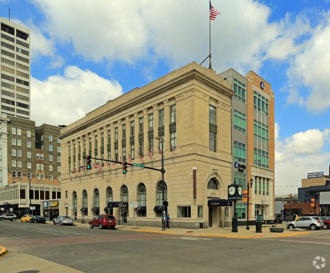 Building Photo - The Navarre