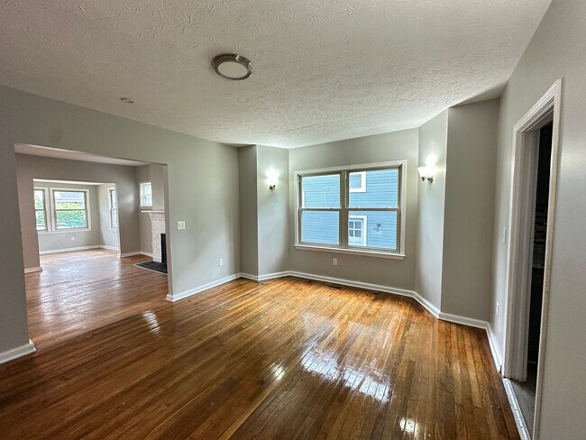 Foto del edificio - Spacious home on Kenwood **Move In Special...