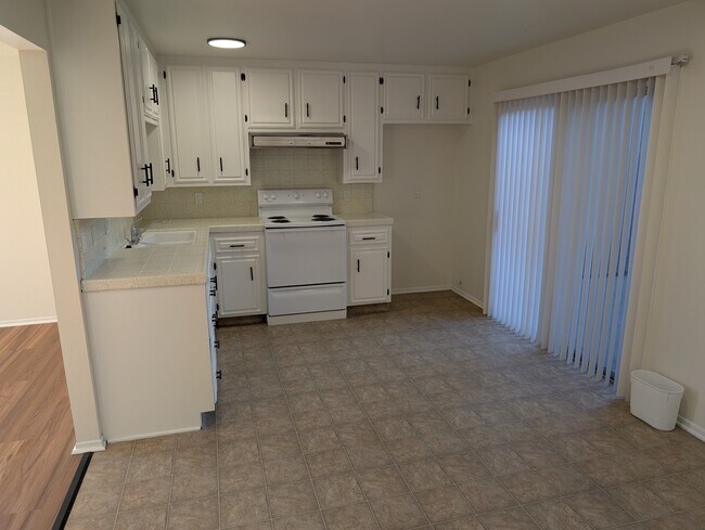 clean kitchen - 2851 W Ave J4