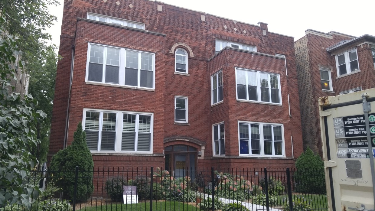 Front entrance - 2619 W Leland Ave