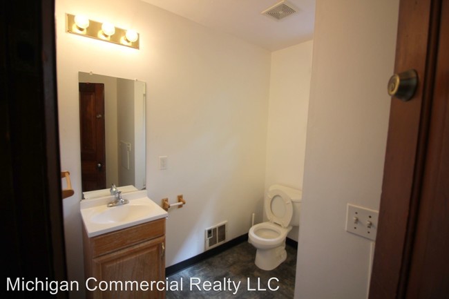 Building Photo - 507 Elm St