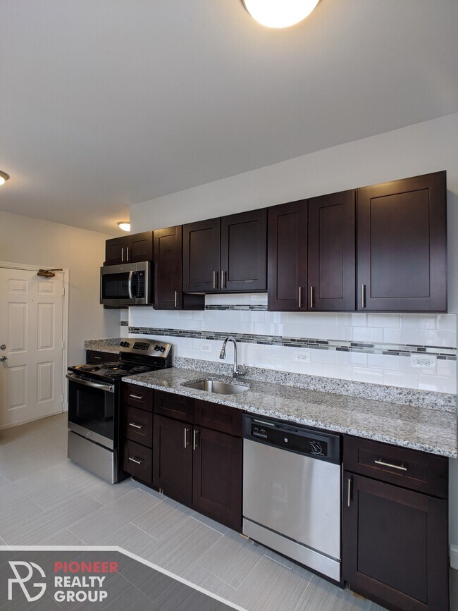 Building Photo - 3637 W Dickens Ave