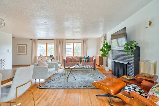 Building Photo - 1509 SW Sunset Blvd