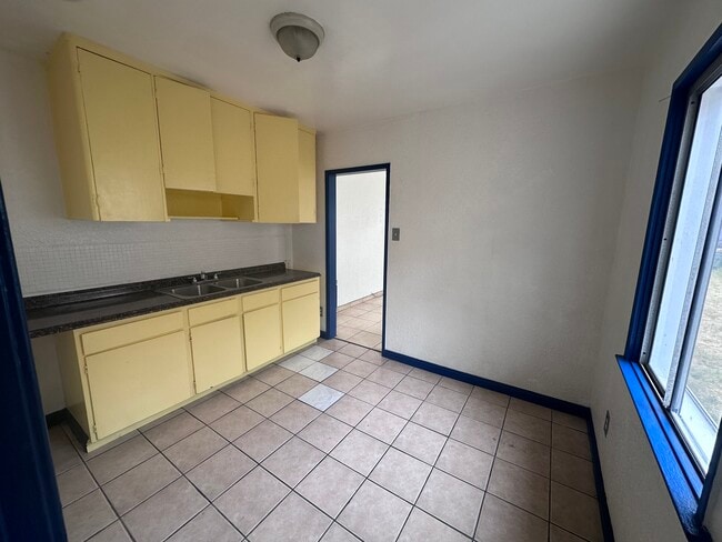 Kitchen - 1543 Nicola Ave