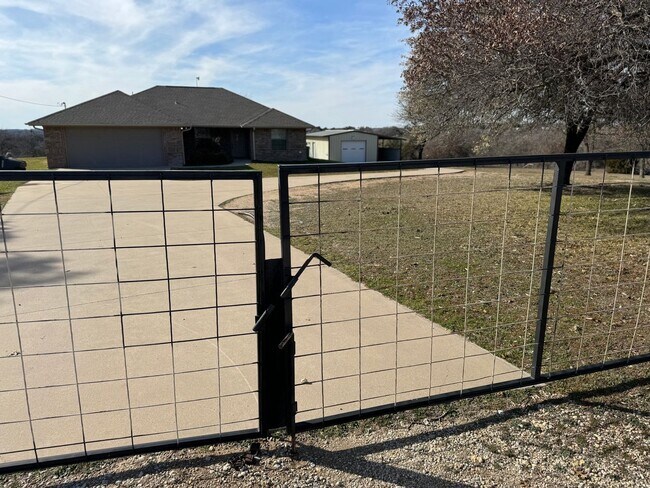 Foto del edificio - 4 Acres + METAL SHOP + Bonus ROOM