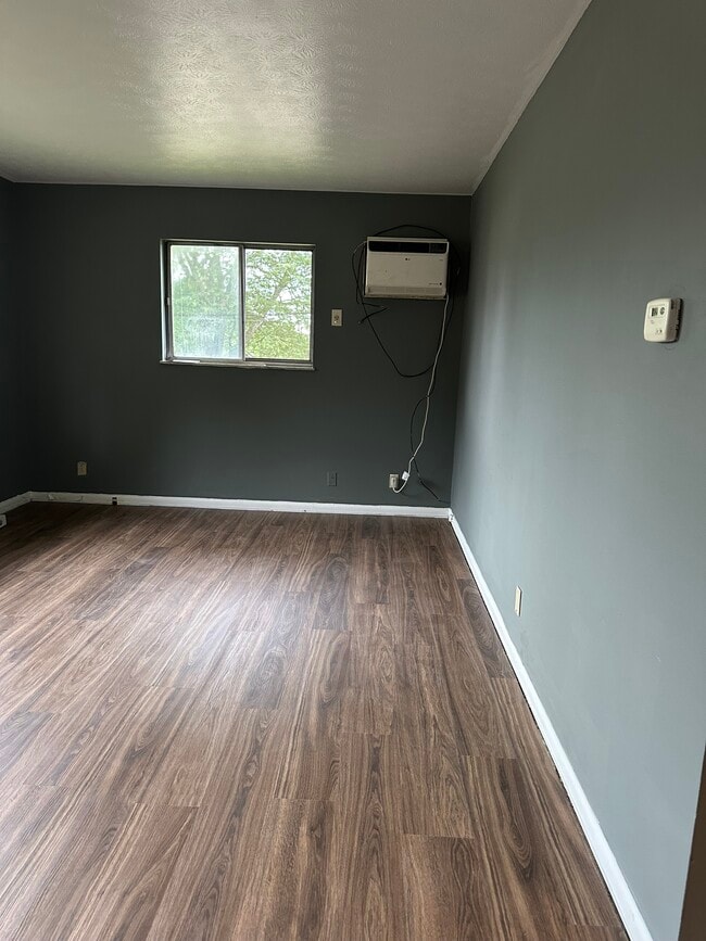 Building Photo - 1233 Roslyn Ave