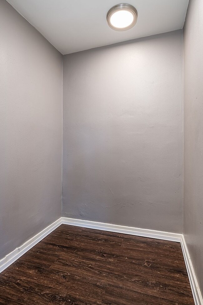 Building Photo - Charming Newly Updated Spacious 1 Bed! Secure Building