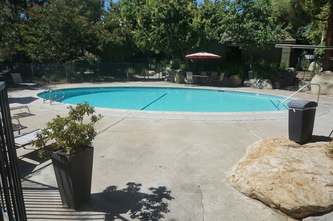 Foto del edificio - Wonderfully Remodeled 1 Bedroom with Stunn...