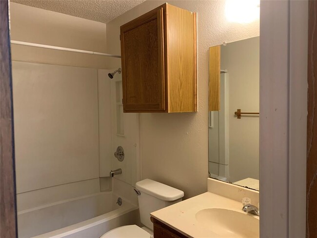 Building Photo - 2800 Aftonshire Way