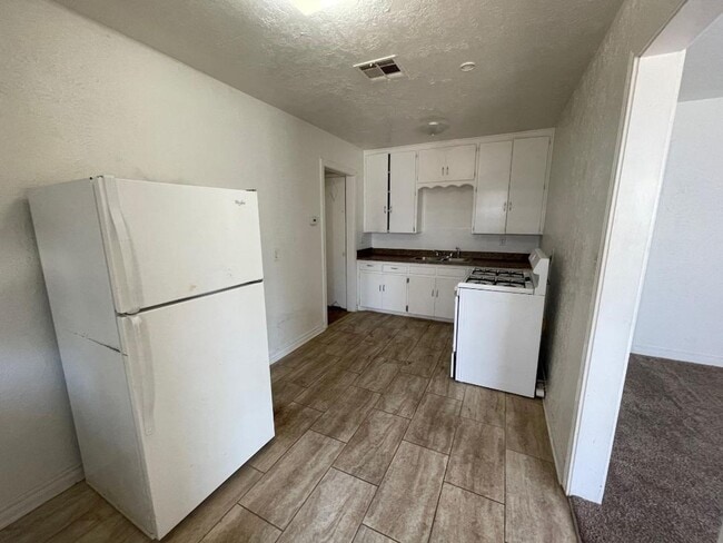 Building Photo - 1 Bedroom 1 Bathroom Duplex For Lease 8/4/...