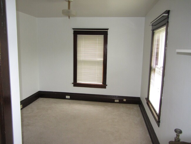 Foto del edificio - 2 bed 1 bath close to downtown Available J...