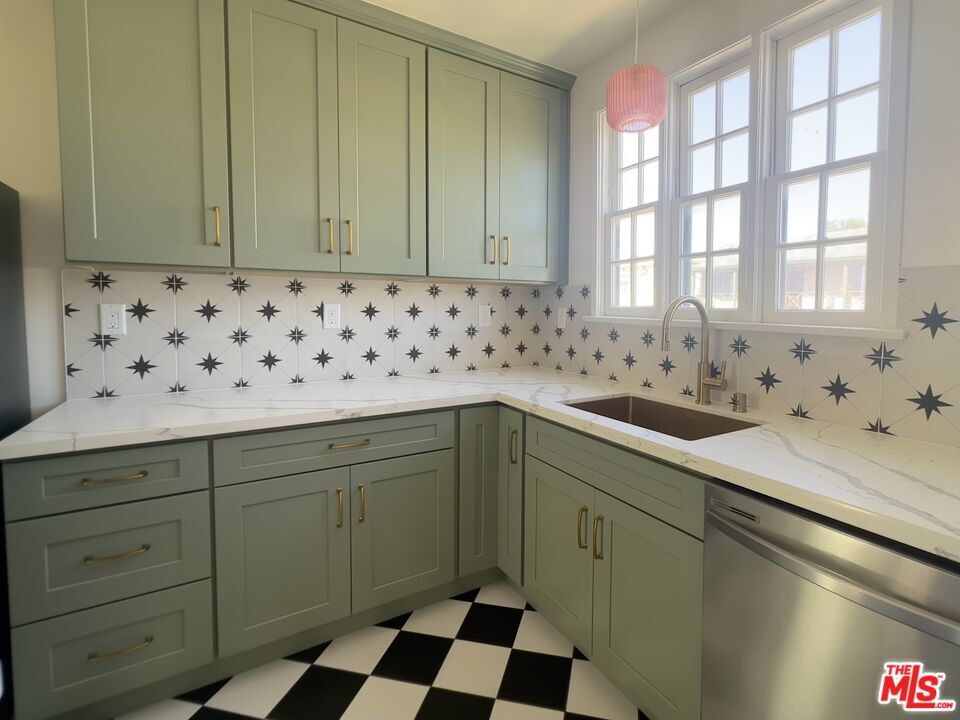 Primary Photo - 337 1/2 N Gardner St