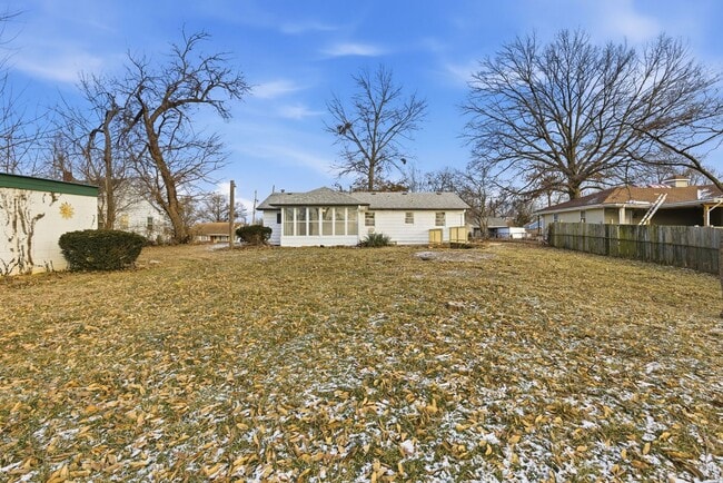 Building Photo - Renovated 3 Bedroom | 2 Full Bath Home