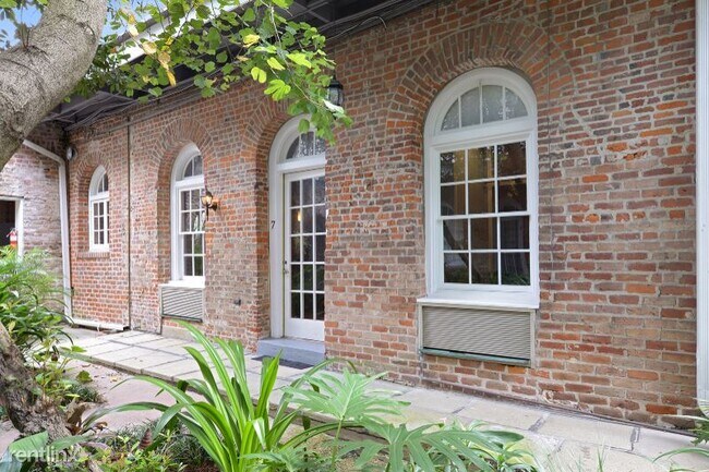 Building Photo - 1 br, 1 bath Condo - 921 Chartres St